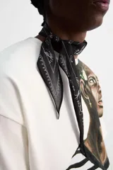 Pañuelo bandana triangular negro con estampado de cachemir en blanco.