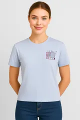 Remera celeste de manga corta con cuello redondo y estampado en el pecho con la frase "No me la perfo".