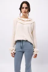 Pantalón de gabardina elastizada color celeste, de corte recto y tiro alto.