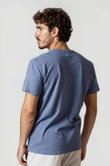 Remera celeste de algodón, manga corta y cuello redondo.