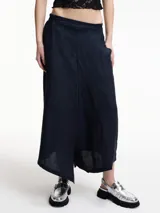 Pantalón culotte azul marino de lino, tiro medio, corte amplio, con bolsillos laterales y pretina elástica en la parte trasera.