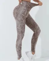 Calza deportiva ajustada, tiro alto, con estampado abstracto en tonos marrón y gris claro.