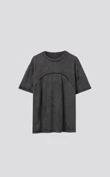 Remera negra con efecto nevado, cuello redondo y corte oversize.