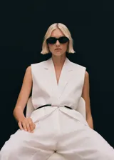 Pantalón de lino color blanco, de corte recto y tiro medio.