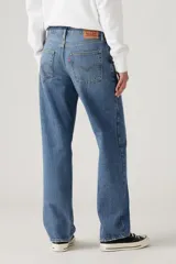 Pantalón de jean celeste de corte holgado.