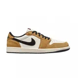 Championes Air Jordan 1 Low OG color marrón y blanco con detalles en negro.