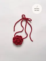 Gargantilla tejida a mano en hilo de algodón color rojo, con forma de rosa.