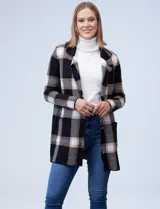 Cardigan tejido con cuello con solapa y abertura central con botones. Delantera con bolsillos aplicados y diseño a cuadros.