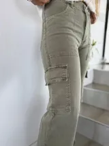 Pantalón cargo verde militar de tiro alto, corte recto y bolsillos laterales.