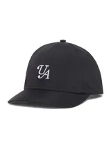 Gorro negro de nylon con visera curva y logo bordado en blanco. Ajuste snapback.