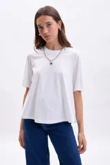 Remera blanca de corte evasé y mangas cortas.