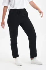 Pantalón de jogging negro con cintura elástica y cordón ajustable.