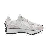 Championes New Balance modelo 327, color blanco con detalles en gris y logo "N" en negro. Confeccionados en gamuza y malla, con suela de goma.