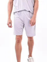 Short deportivo negro con cintura elástica y cordón ajustable.