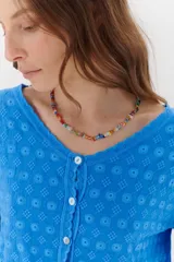 Colgante multicolor con piezas de diferentes formas y tamaños, ideal para complementar diversos looks.