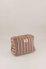 Neceser rectangular con cierre superior, diseño a rayas verticales marrones, celestes y bordó.