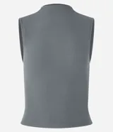 Blusa sin mangas color bordó, confeccionada en tejido rib con cuello alto.