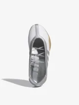 Zapatillas Adidas Taekwondo Mei Ballet, color blanco con detalles plateados y suela color caramelo. Diseño inspirado en las bailarinas, con tres tiras elásticas de diferentes largos para atar de múltiples formas.