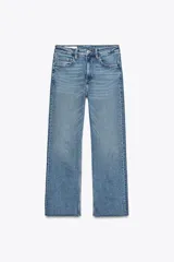 Pantalón de jean celeste de tiro alto, corte cropped flare y cinco bolsillos.