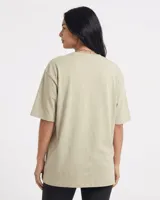 Remerón oversize de algodón color beige claro, con cuello redondo y mangas cortas amplias.