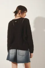 Sweater tejido de algodón color negro, con diseño de ochos y puntos calados, escote redondo y manga larga.