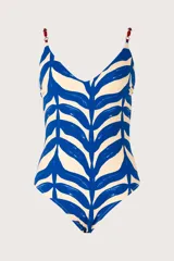 Traje de baño entero con estampado de hojas azules y blancas, breteles finos ajustables con cuentas color coral y espalda con bretel horizontal.