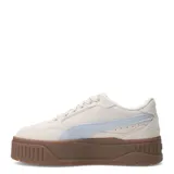 Championes Puma Karmen II Idol SD, color beige arena con detalles celestes y suela marrón. Zapatillas de gamuza con plataforma y logo de Puma en el lateral.