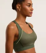 Top deportivo verde militar confeccionado en microfibra texturizada. Diseño con escote nadador en la espalda, copa y bies contrastante color amarillo.