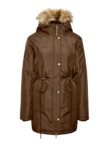 Chaqueta parka color marrón con capucha con borde de piel sintética, cierre frontal con cremallera y botones a presión, ajuste en la cintura y bolsillos funcionales.