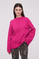 Sweater color fucsia, de corte holgado y manga larga.