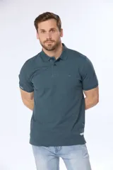 Remera polo piqué lisa color salmón, con cuello en rib y botones personalizados.
