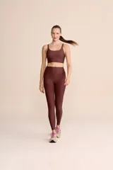 Top deportivo color bordó con breteles anchos y escote redondo. Presenta logo de la marca en el frente.