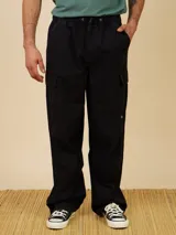 Pantalón cargo color beige, con múltiples bolsillos y corte relajado.