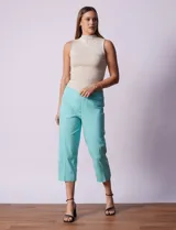 Pantalón capri verde esmeralda de gabardina elastizada, marca Zac & Reachel. Tiene pretina ancha elastizada y bolsillos simulados en la parte delantera y trasera.