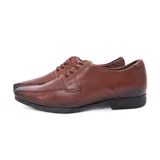 Zapato de vestir marrón de cuero con cordones y suela negra.