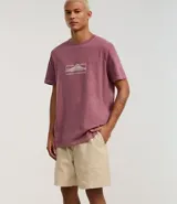 Bermuda masculina color beige confeccionada en sarga de algodón, con cintura elástica, cordón ajustable y bolsillos laterales.