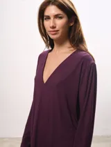 Remera negra de mangas largas con escote en V y tajos laterales.