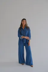 Pantalón de jean de corte ancho, color azul oscuro.