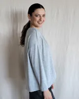 Remera negra de mangas largas con cuello fruncido.