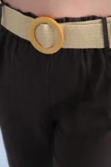 Pantalón de lino color chocolate, de corte recto y tiro medio, con cinturón de soga beige incluido.