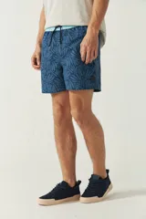 Short de baño estampado con cintura elástica ajustable con cordón, dos bolsillos laterales y uno trasero. Confeccionado en tela ligera de secado rápido y logo bordado.