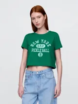 Remera corta verde con estampado de texto en blanco que dice 'New York Gap Pickle Ball 9'.
