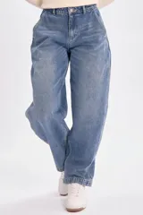 Pantalón de jean carrot color azul medio.