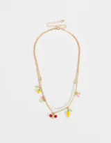 Collar corto multicadena dorado con perlas y dijes de frutas con cuentas de colores.