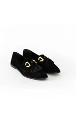Mocasines negros de gamuza con detalle de borlas y aplique metálico dorado.
