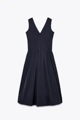 Vestido midi azul marino confeccionado en hilatura con algodón. Escote pico y tirantes anchos. Bajo evasé. Cierre frontal con cremallera metálica.