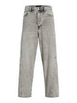 Pantalón de jean celeste de corte amplio, con tiro alto, cinco bolsillos y cierre con botones.