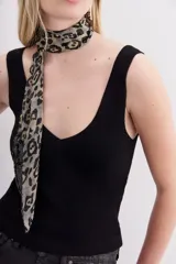 Musculosa negra ajustada al cuerpo, con escote pronunciado y tejido de punto compacto.