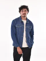Campera de jean azul con cuello clásico, cierre frontal con botones metálicos, bolsillos con solapa abotonada en el pecho y bolsillos laterales.