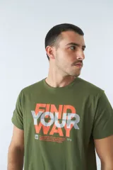 Remera azul marino de algodón con cuello redondo y mangas cortas. Estampado frontal con la frase "Find Your Way" en letras blancas y amarillas.